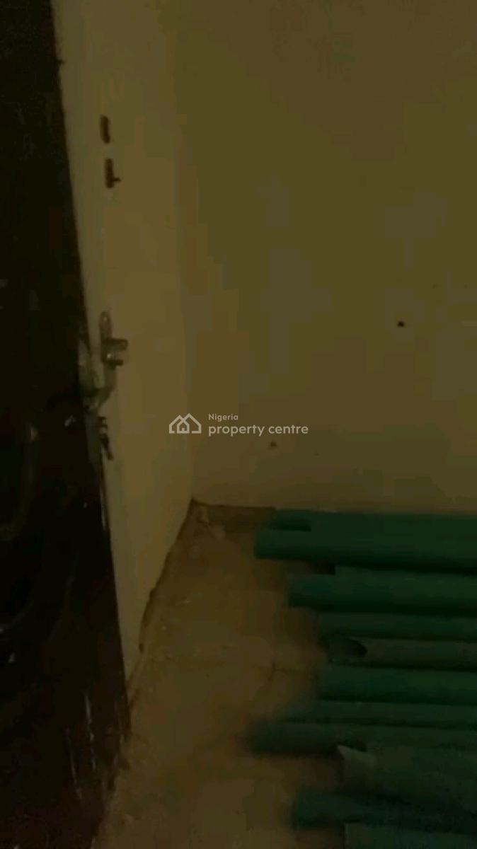 Standard  Mini Flat with 2 Toilets N Bath Downstairs,  Pop, Omoleye Street, Alagomeji, Yaba, Lagos, Mini Flat (room and Parlour) for Rent