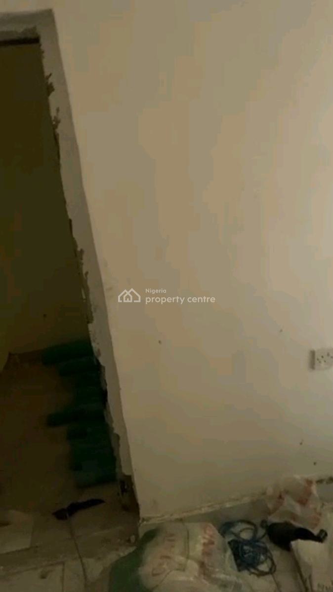 Standard  Mini Flat with 2 Toilets N Bath Downstairs,  Pop, Omoleye Street, Alagomeji, Yaba, Lagos, Mini Flat (room and Parlour) for Rent