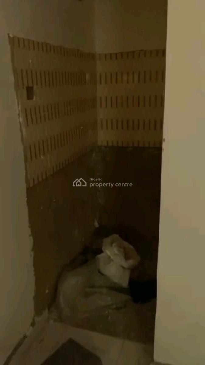 Standard  Mini Flat with 2 Toilets N Bath Downstairs,  Pop, Omoleye Street, Alagomeji, Yaba, Lagos, Mini Flat (room and Parlour) for Rent