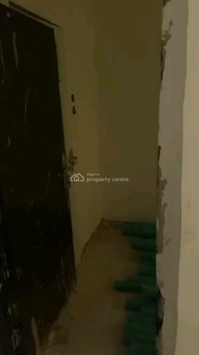 Standard  Mini Flat with 2 Toilets and Bath Downstairs,  Pop, Omoleye Street, Alagomeji, Yaba, Lagos, Mini Flat (room and Parlour) for Rent