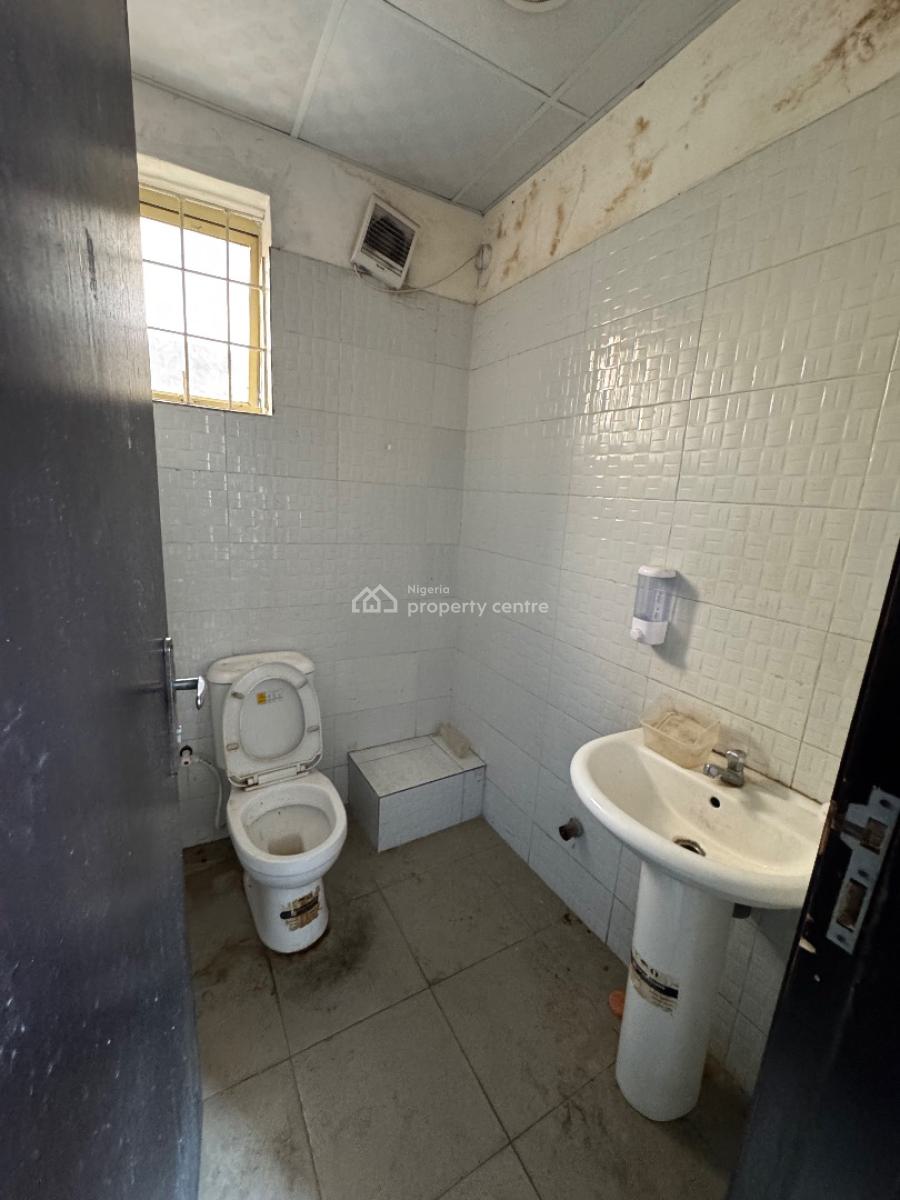 Warehouse Measuring 323.06 Sqm + 2 Offices, Bathroom & Toilets, Lekki Phase 1, Lekki, Lagos, Warehouse for Rent