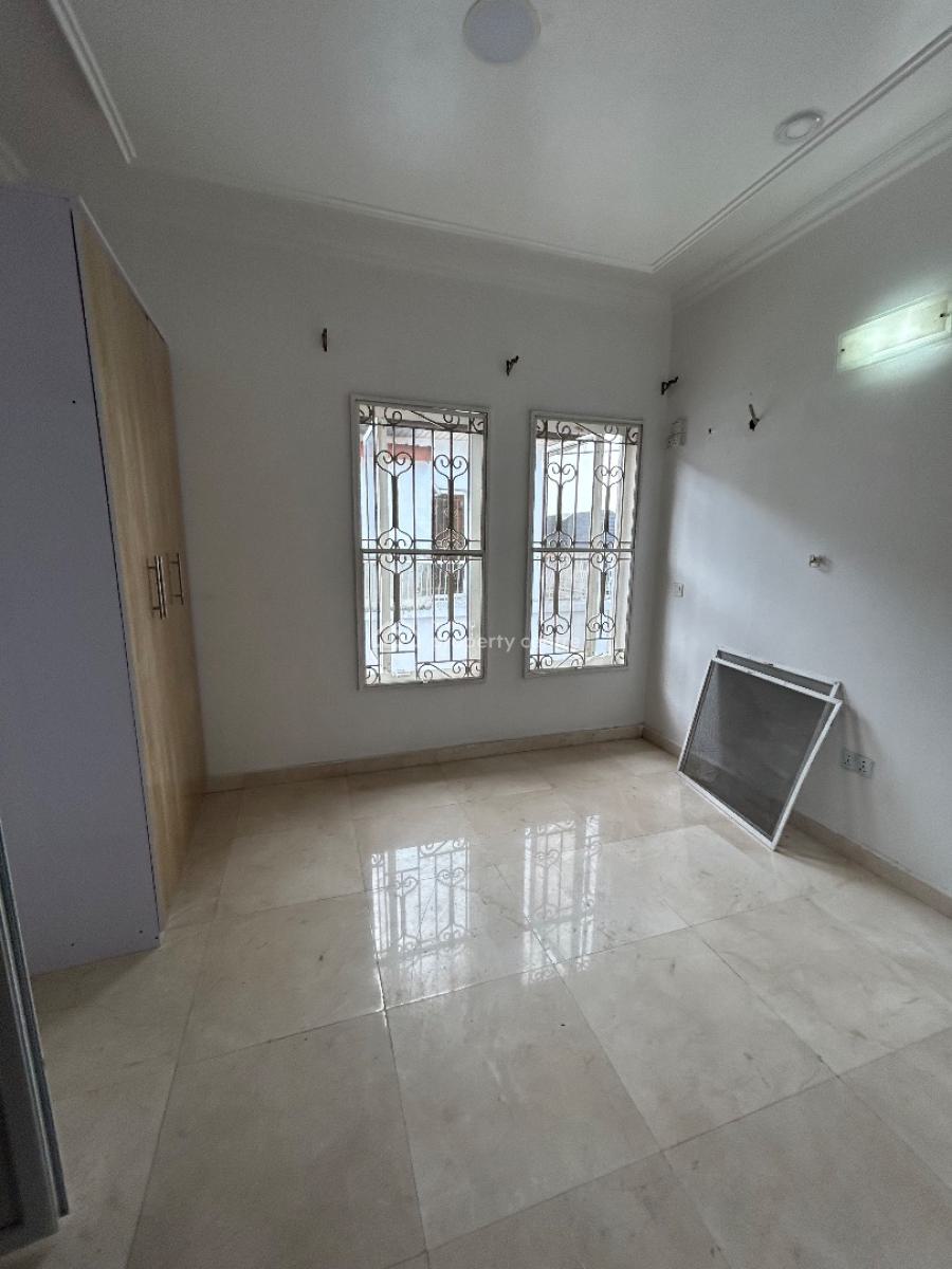 Well Maintained and Spacious 3 Bedrooms Apartment, Off Admiralty Way, Lekki Phase 1, Lekki, Lagos, Flat / Apartment for Rent
