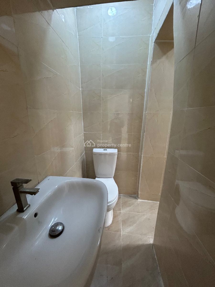 Well Maintained and Spacious 3 Bedrooms Apartment, Off Admiralty Way, Lekki Phase 1, Lekki, Lagos, Flat / Apartment for Rent