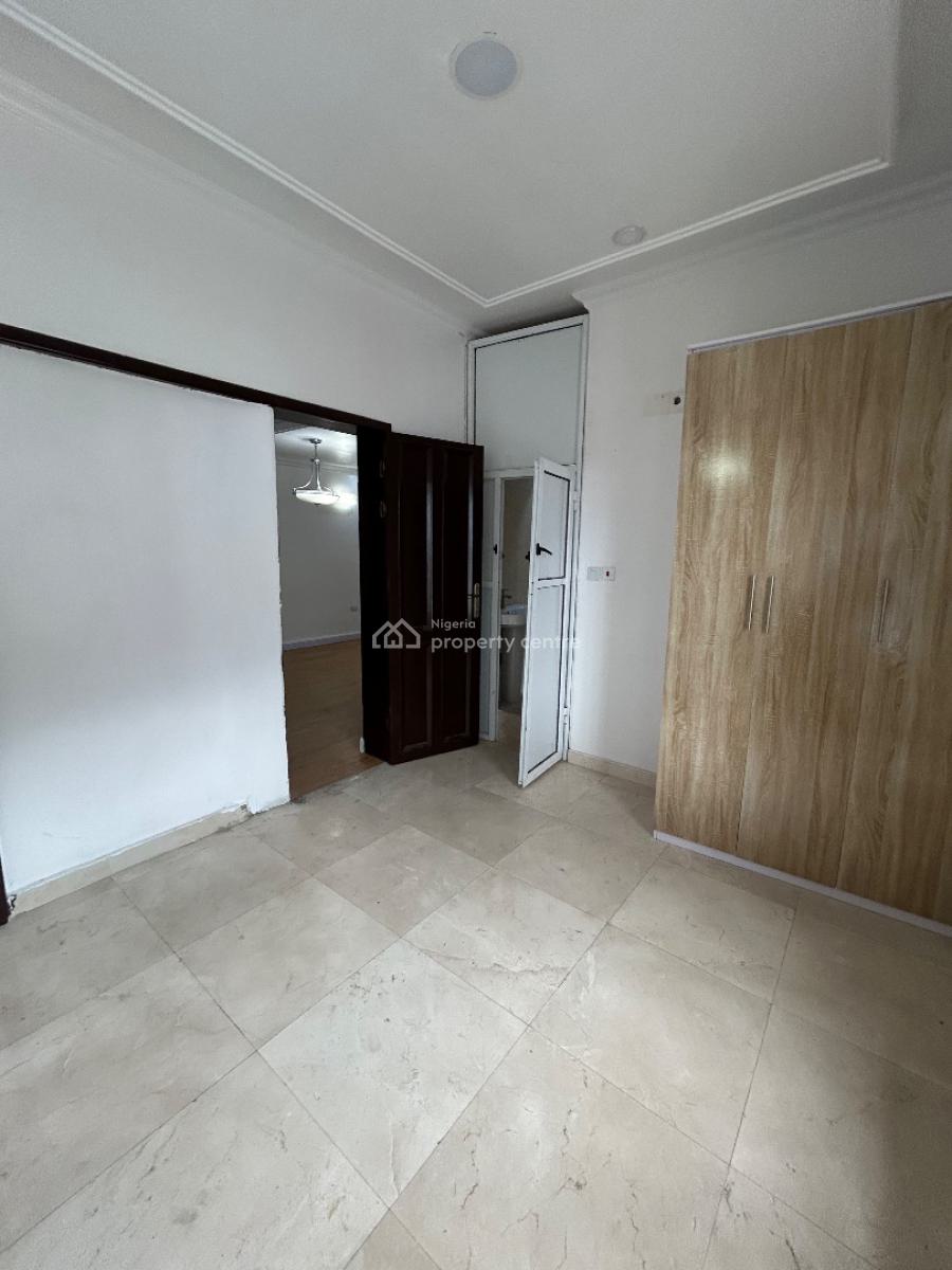 Well Maintained and Spacious 3 Bedrooms Apartment, Off Admiralty Way, Lekki Phase 1, Lekki, Lagos, Flat / Apartment for Rent