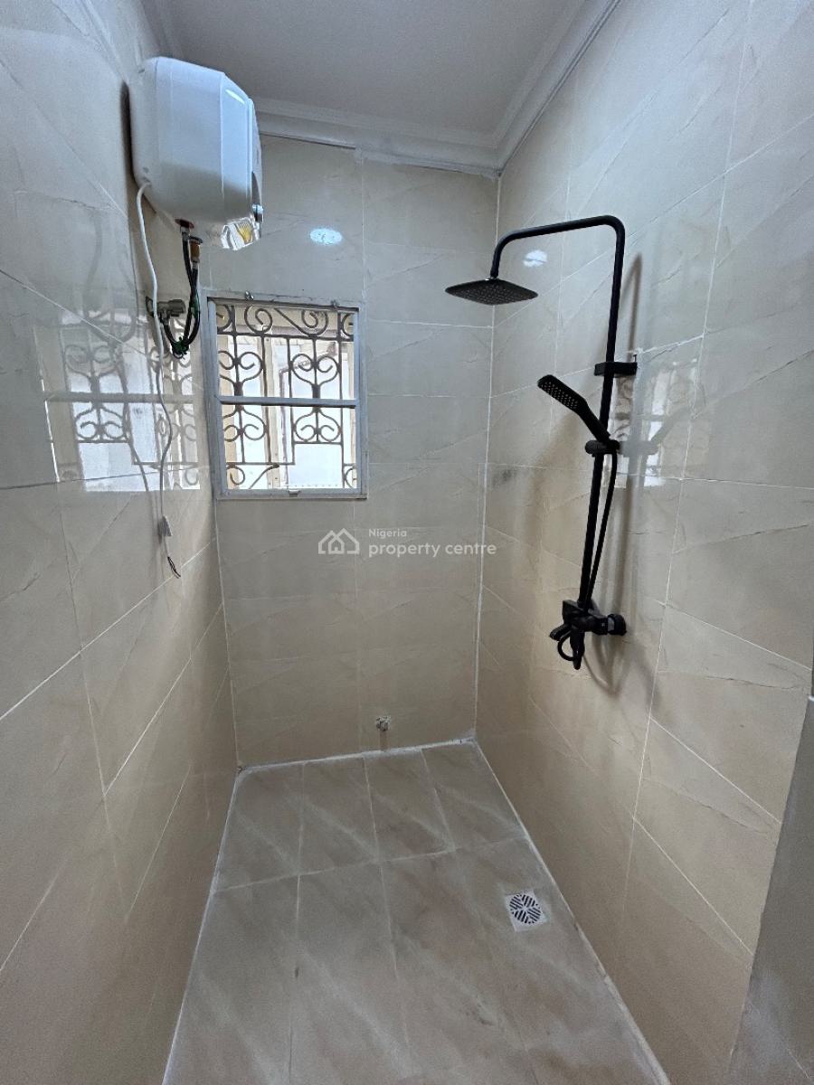 Well Maintained and Spacious 3 Bedrooms Apartment, Off Admiralty Way, Lekki Phase 1, Lekki, Lagos, Flat / Apartment for Rent