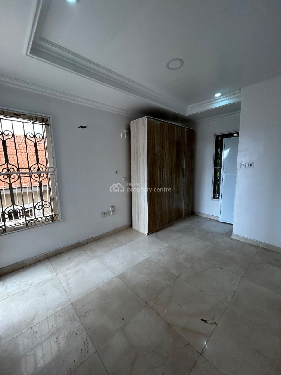 Well Maintained and Spacious 3 Bedrooms Apartment, Off Admiralty Way, Lekki Phase 1, Lekki, Lagos, Flat / Apartment for Rent