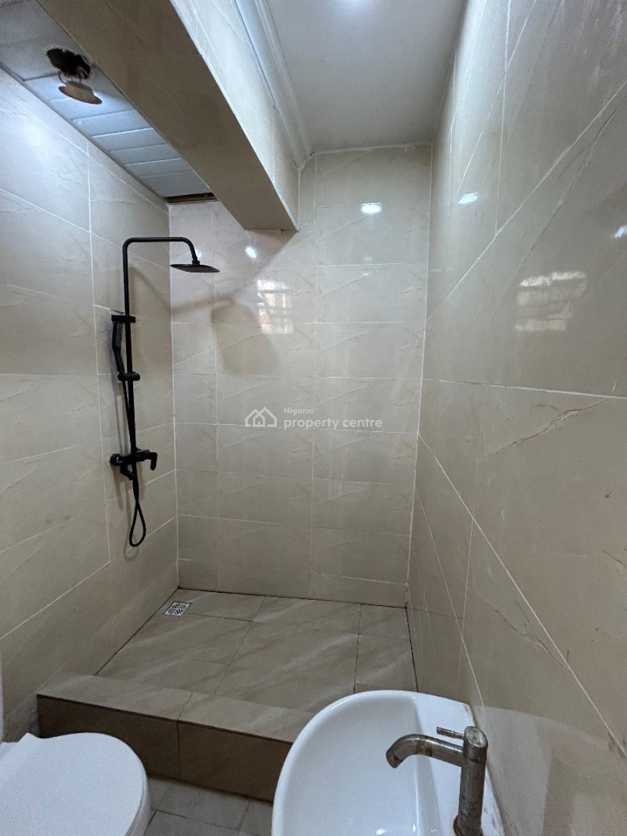 Well Maintained and Spacious 3 Bedrooms Apartment, Off Admiralty Way, Lekki Phase 1, Lekki, Lagos, Flat / Apartment for Rent