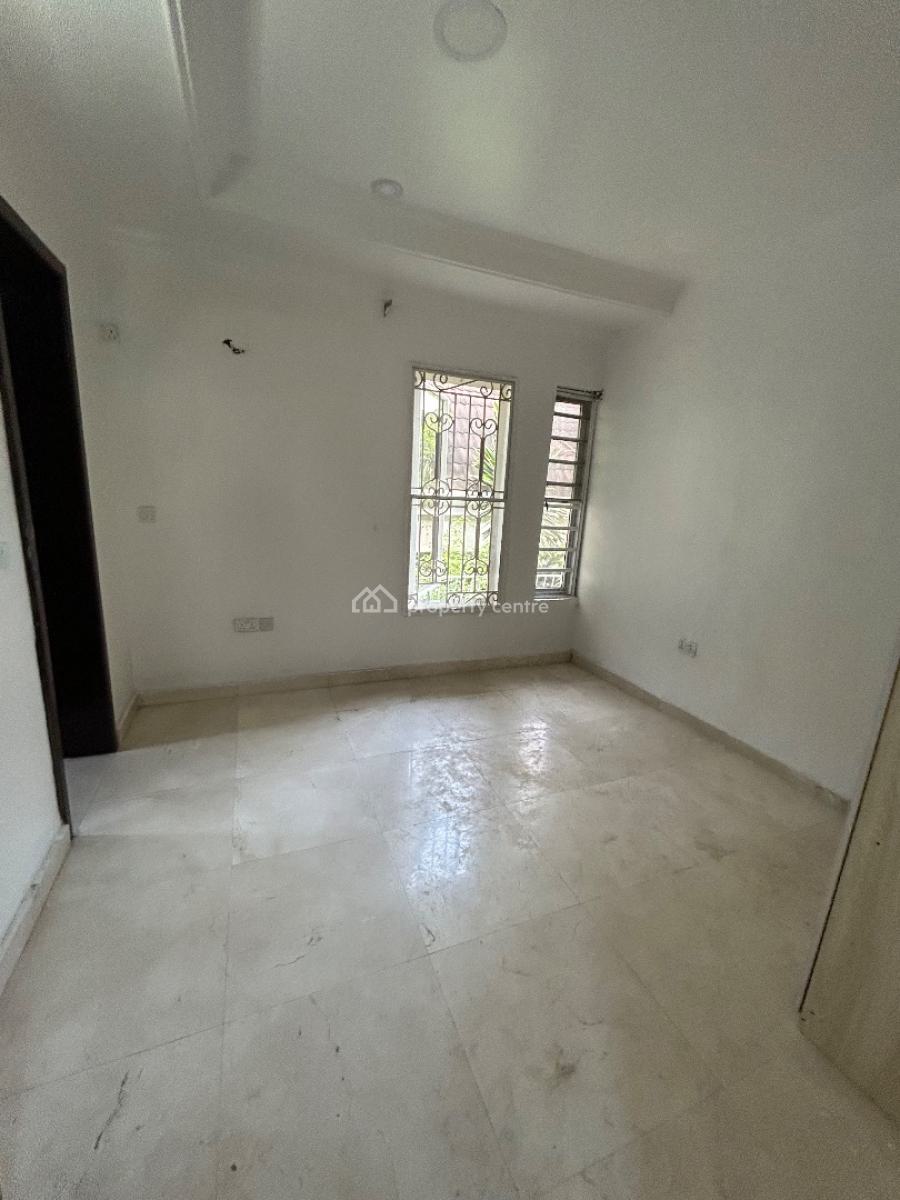Well Maintained and Spacious 3 Bedrooms Apartment, Off Admiralty Way, Lekki Phase 1, Lekki, Lagos, Flat / Apartment for Rent