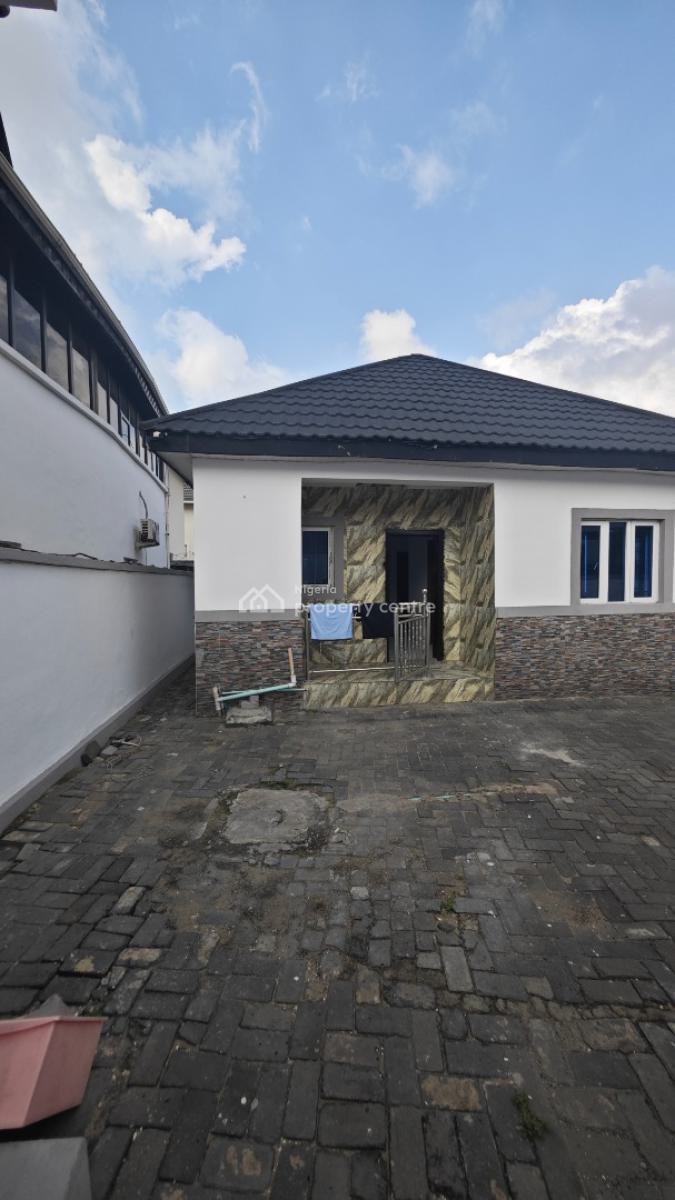 3 Bedrooms  Bungalow with Personal Compound  for Commercial Purposes, Off Palace Road, Oniru, Victoria Island (vi), Lagos, Office Space for Rent