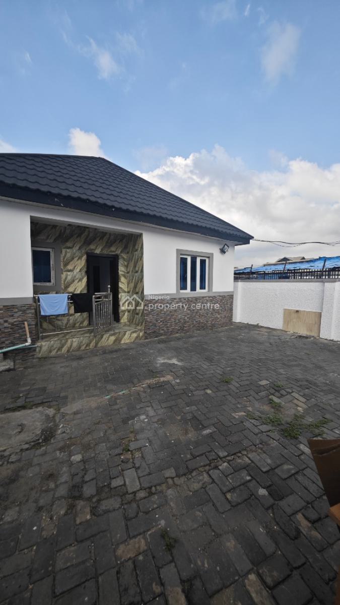 3 Bedrooms  Bungalow with Personal Compound  for Commercial Purposes, Off Palace Road, Oniru, Victoria Island (vi), Lagos, Office Space for Rent