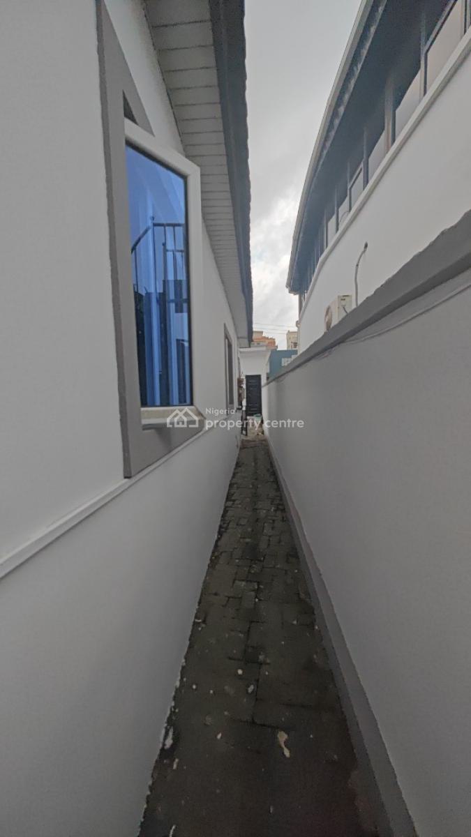 3 Bedrooms  Bungalow with Personal Compound  for Commercial Purposes, Off Palace Road, Oniru, Victoria Island (vi), Lagos, Office Space for Rent