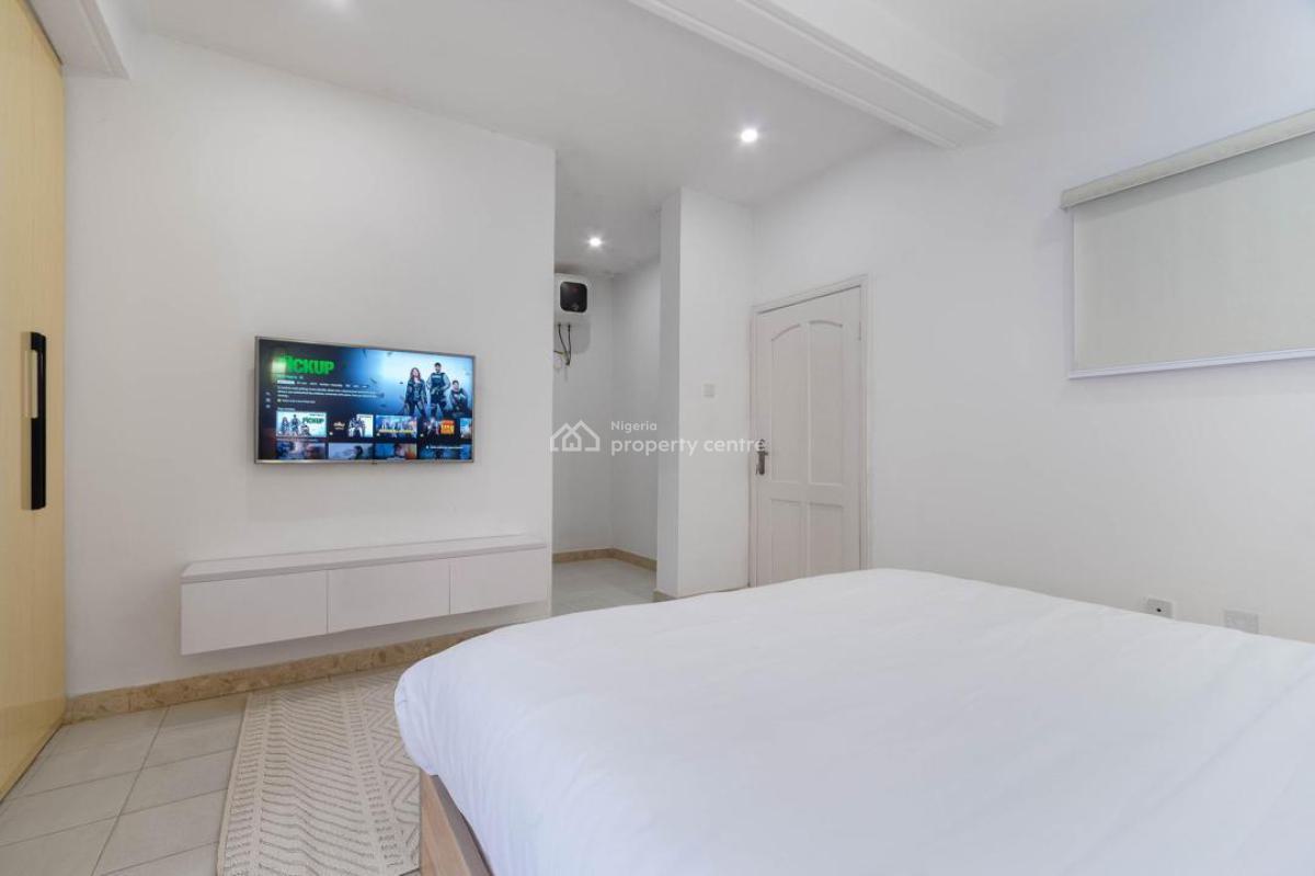 Waterfront 3/4bdrm Apartment with Swimming Pool, Gym, Lekki Phase 1, Lekki, Lagos, Flat / Apartment Short Let