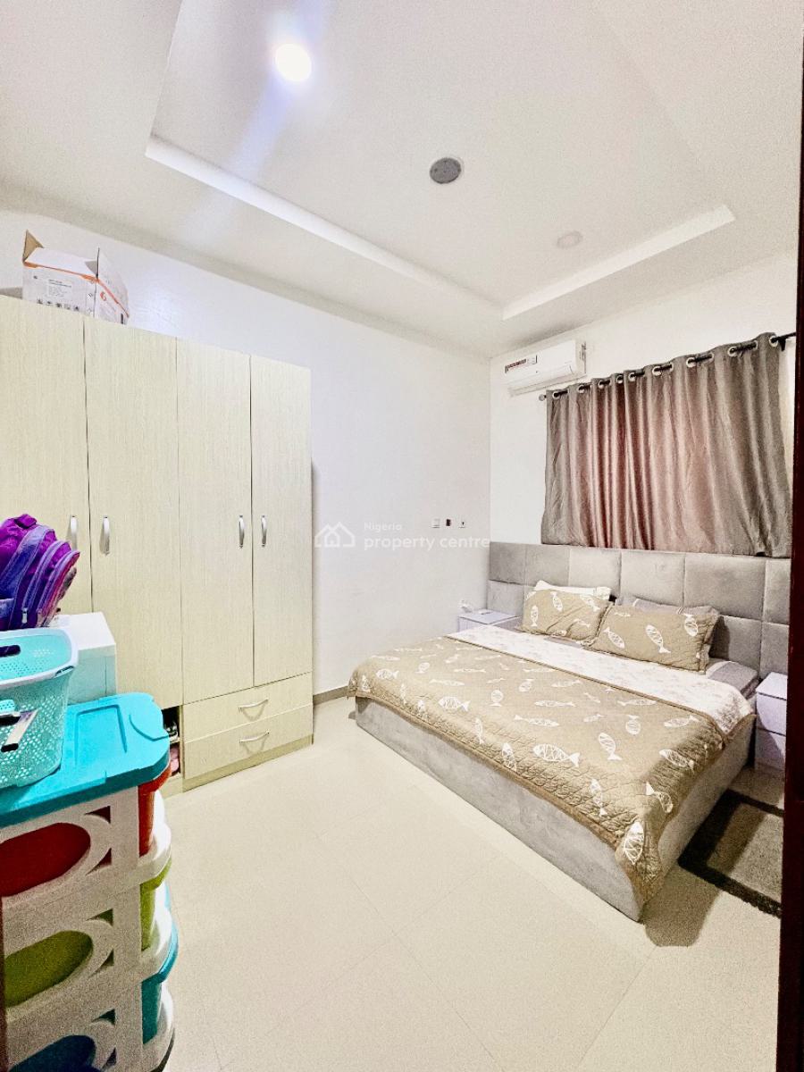 Spacious Exquisitely Furnished Queens Room in an Elite Secured Estate, Royal Pine Estate, Orchid Road By Lekki 2nd Toll Gate, Lekki, Lagos, Flat / Apartment for Rent