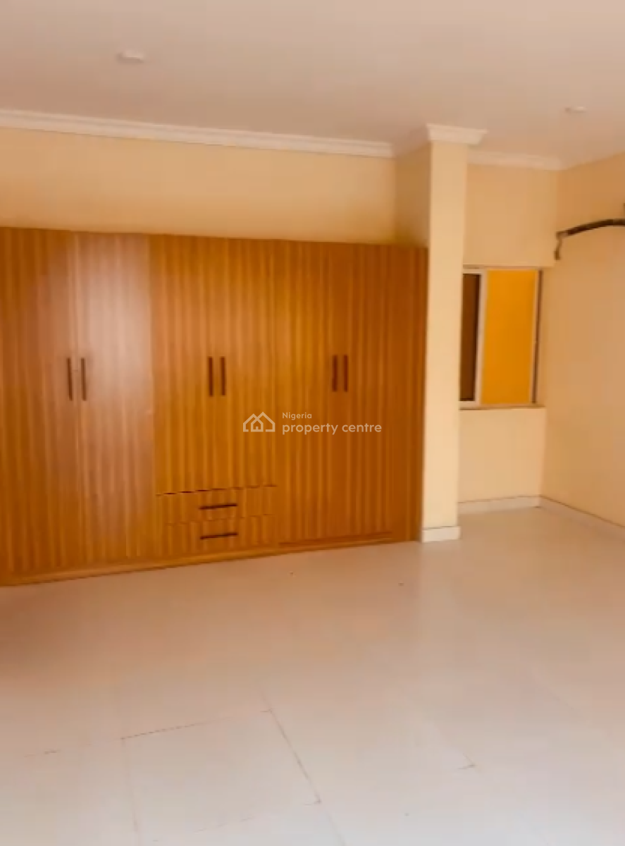 Spacious Master Bedroom, Orchid Road (opposite Royal Pine Gate 2 ), Lekki Phase 2, Lekki, Lagos, Flat / Apartment for Rent