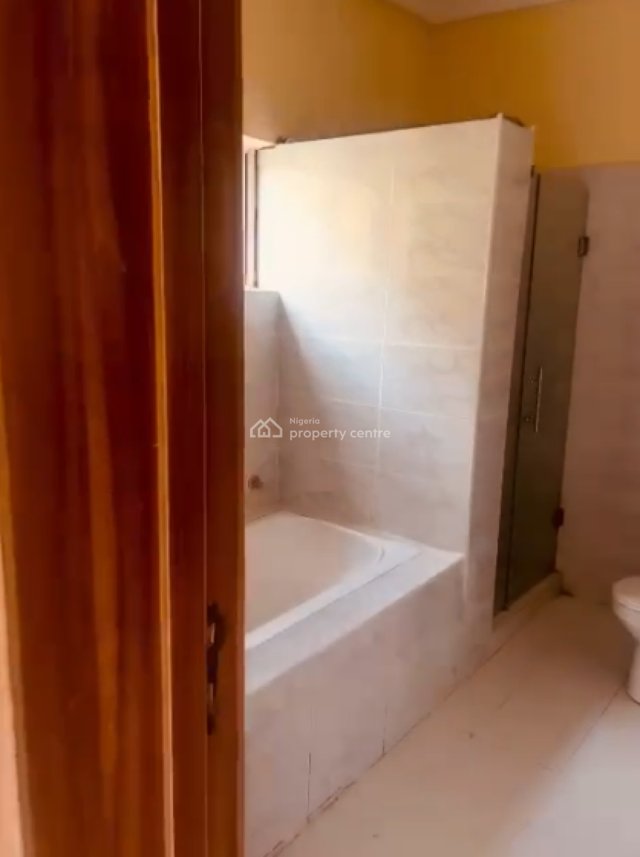 Spacious Master Bedroom, Orchid Road (opposite Royal Pine Gate 2 ), Lekki Phase 2, Lekki, Lagos, Flat / Apartment for Rent