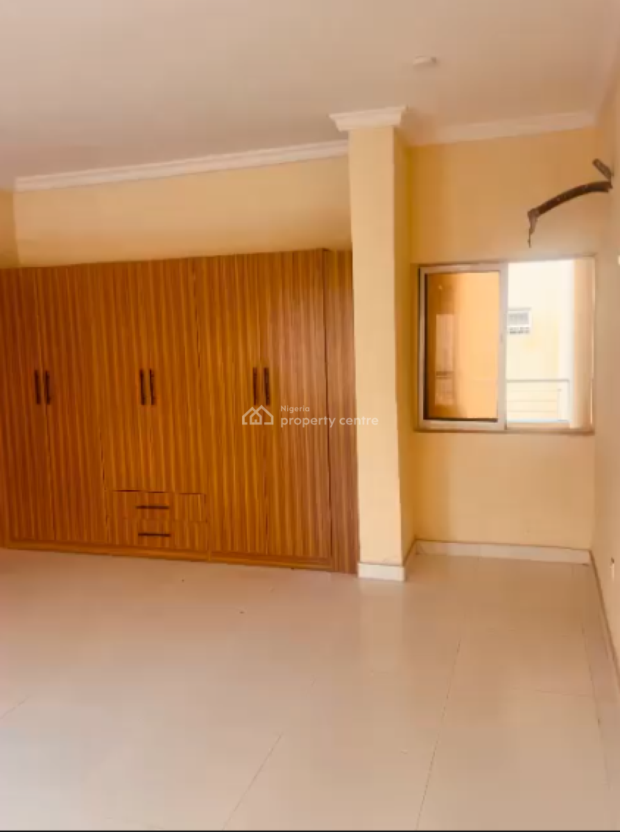 Spacious Master Bedroom, Orchid Road (opposite Royal Pine Gate 2 ), Lekki Phase 2, Lekki, Lagos, Flat / Apartment for Rent