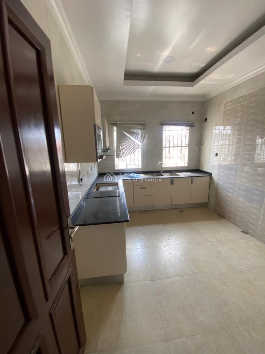 Luxury 3 Bedroom Flat, Off Admiralty Way, Lekki Phase 1, Lekki, Lagos, Flat / Apartment for Rent