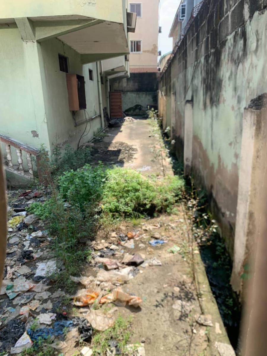 Renovatible 2 Storey Building, Yaba, Lagos, Block of Flats for Sale
