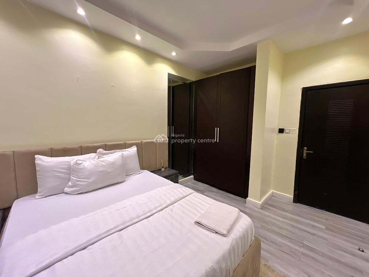 Beautiful and Spacious 3 Bedroom Apartment with Pool, Lekki Phase 1, Lekki, Lagos, Flat / Apartment Short Let