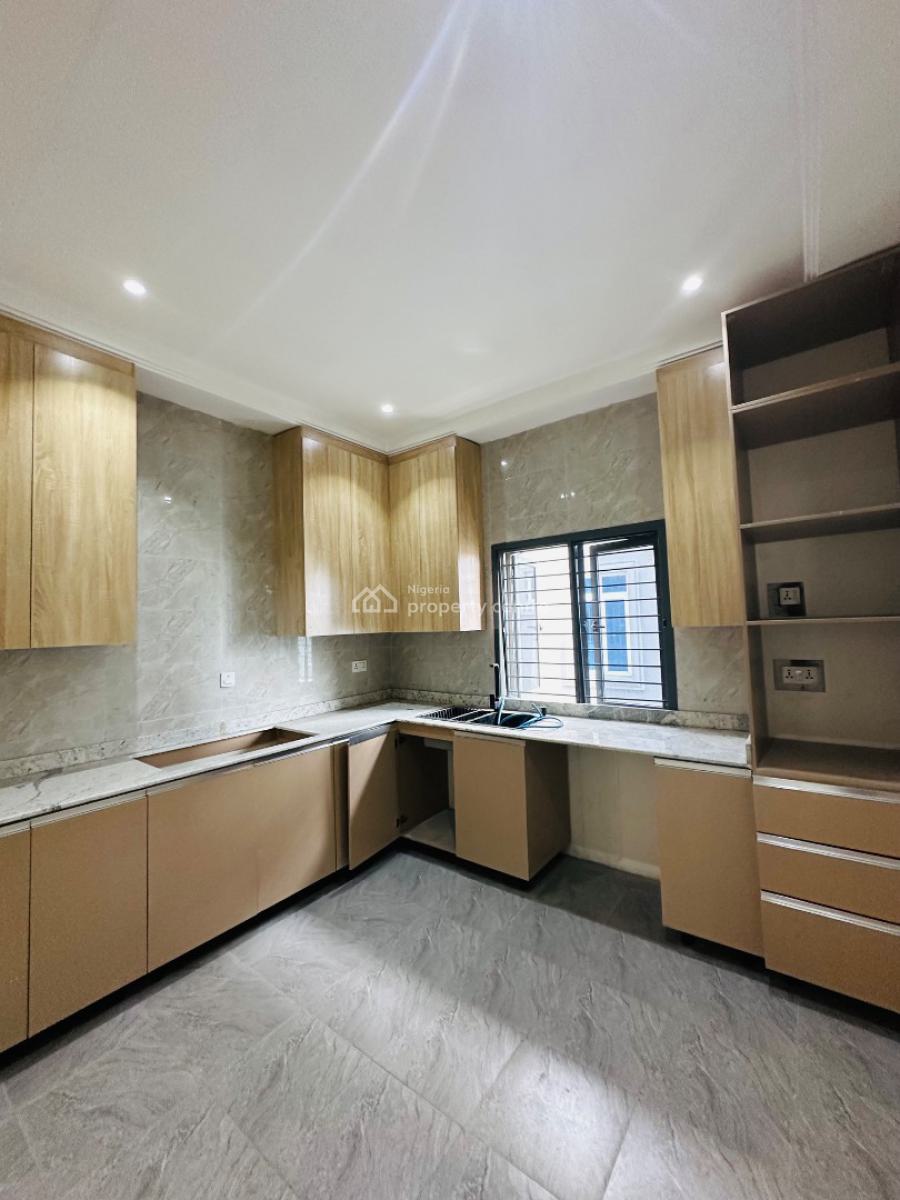 Spaciously Built 4 Bedroom Penthouse with Study, Lekki Phase 1, Lekki, Lagos, Flat / Apartment for Rent