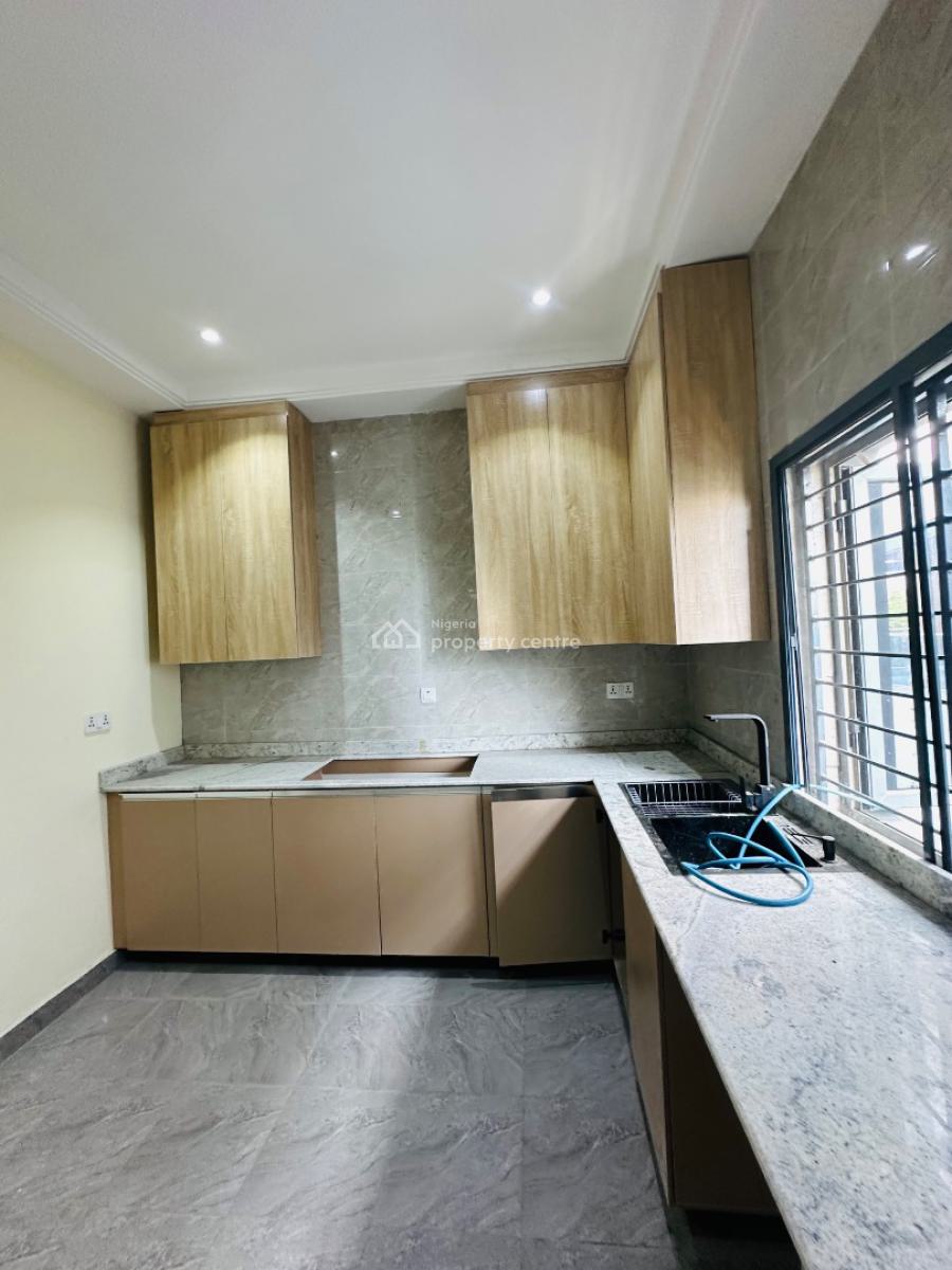 Spaciously Built 4 Bedroom Penthouse with Study, Lekki Phase 1, Lekki, Lagos, Flat / Apartment for Rent