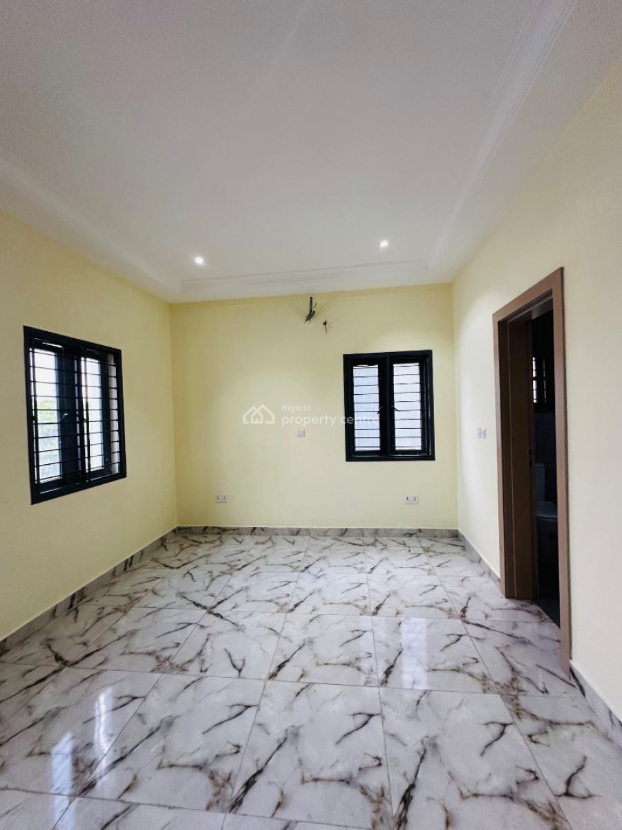 Spaciously Built 4 Bedroom Penthouse with Study, Lekki Phase 1, Lekki, Lagos, Flat / Apartment for Rent