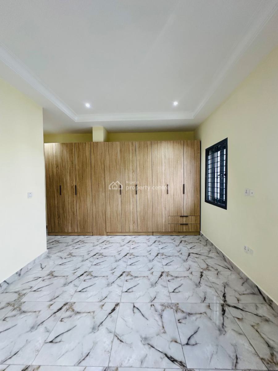 Spaciously Built 4 Bedroom Penthouse with Study, Lekki Phase 1, Lekki, Lagos, Flat / Apartment for Rent
