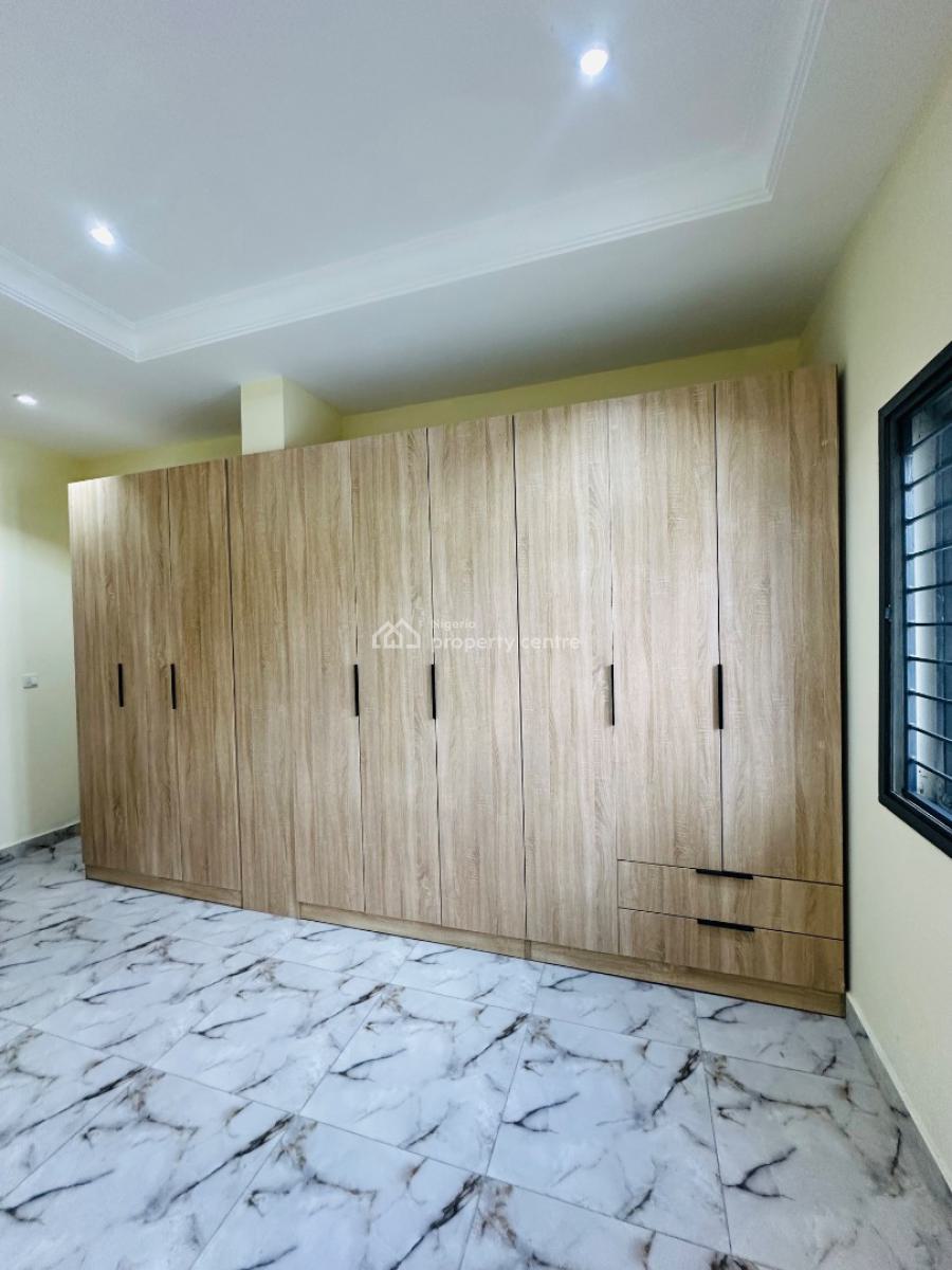 Spaciously Built 4 Bedroom Penthouse with Study, Lekki Phase 1, Lekki, Lagos, Flat / Apartment for Rent