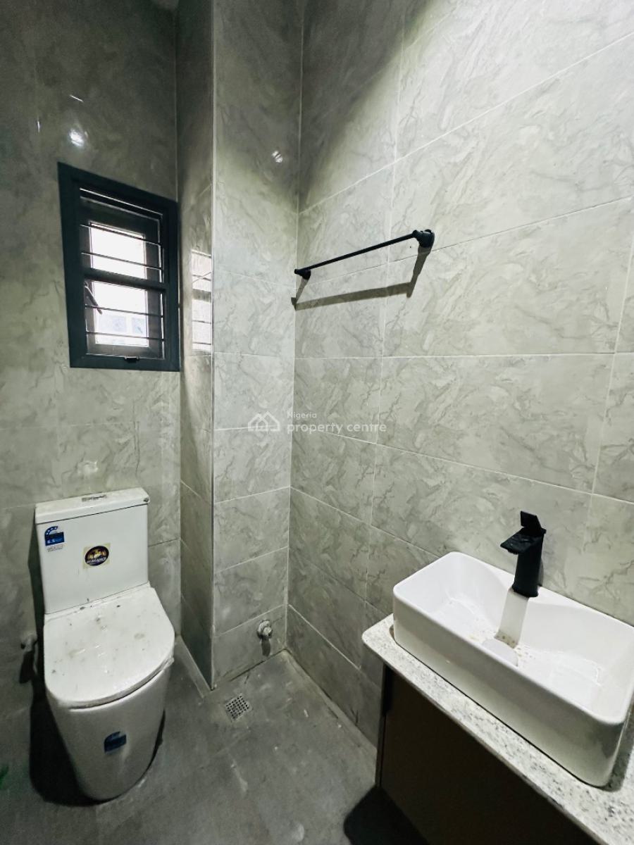 Spaciously Built 4 Bedroom Penthouse with Study, Lekki Phase 1, Lekki, Lagos, Flat / Apartment for Rent