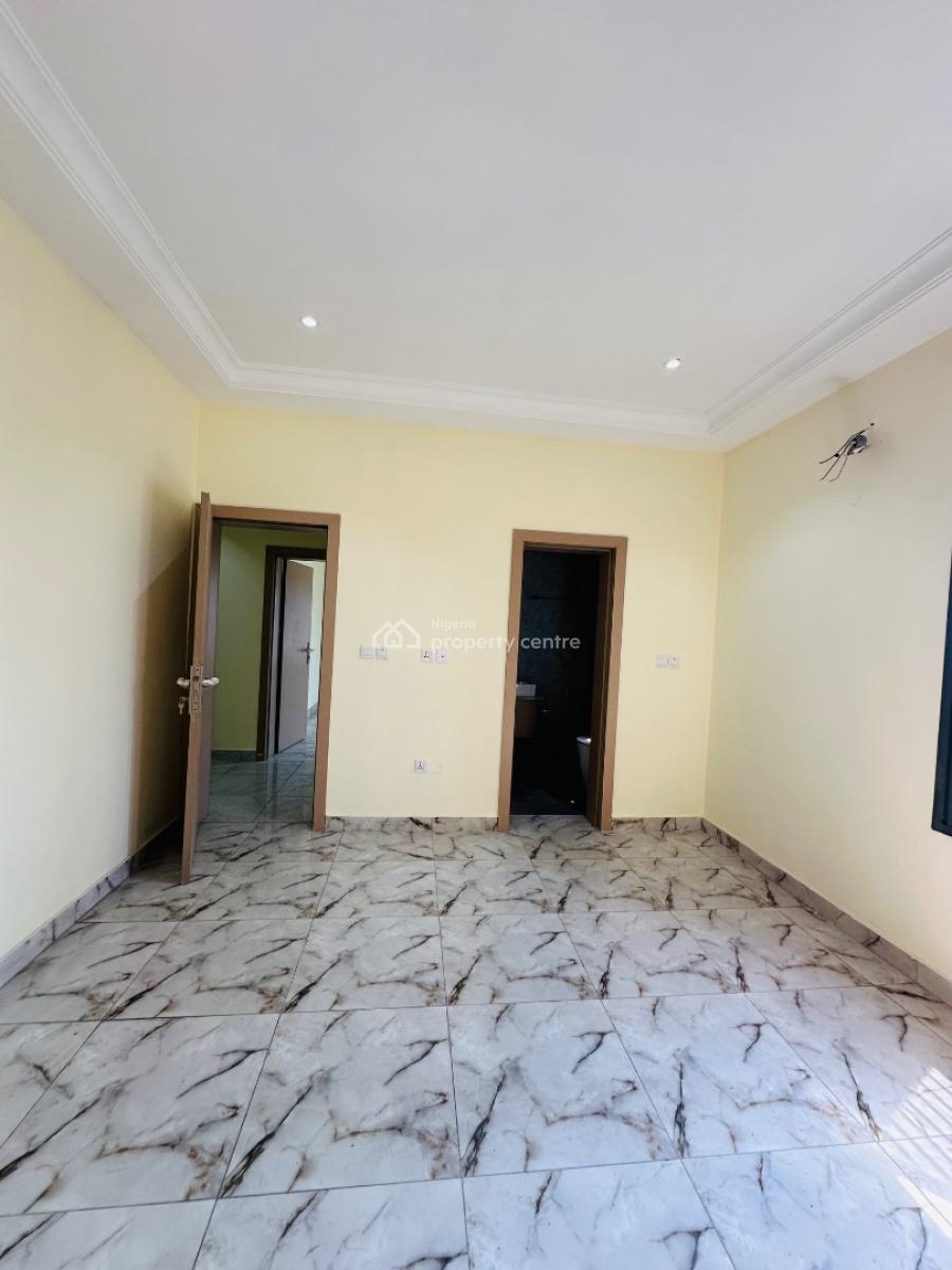 Spaciously Built 4 Bedroom Penthouse with Study, Lekki Phase 1, Lekki, Lagos, Flat / Apartment for Rent