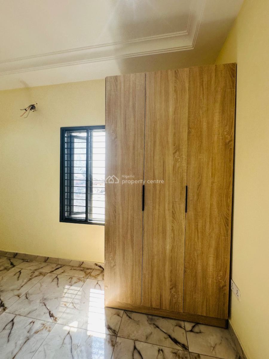 Spaciously Built 4 Bedroom Penthouse with Study, Lekki Phase 1, Lekki, Lagos, Flat / Apartment for Rent