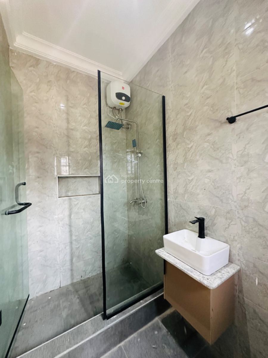 Spaciously Built 4 Bedroom Penthouse with Study, Lekki Phase 1, Lekki, Lagos, Flat / Apartment for Rent