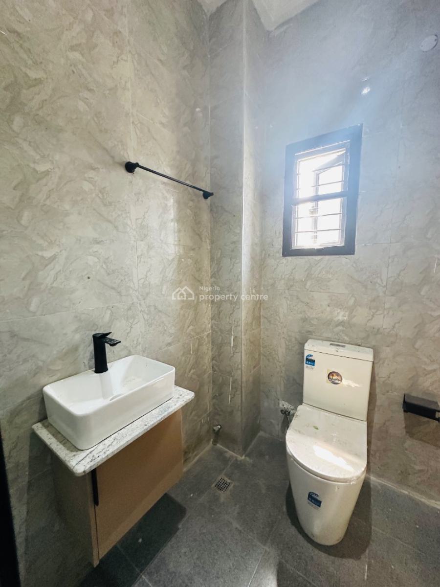 Spaciously Built 4 Bedroom Penthouse with Study, Lekki Phase 1, Lekki, Lagos, Flat / Apartment for Rent