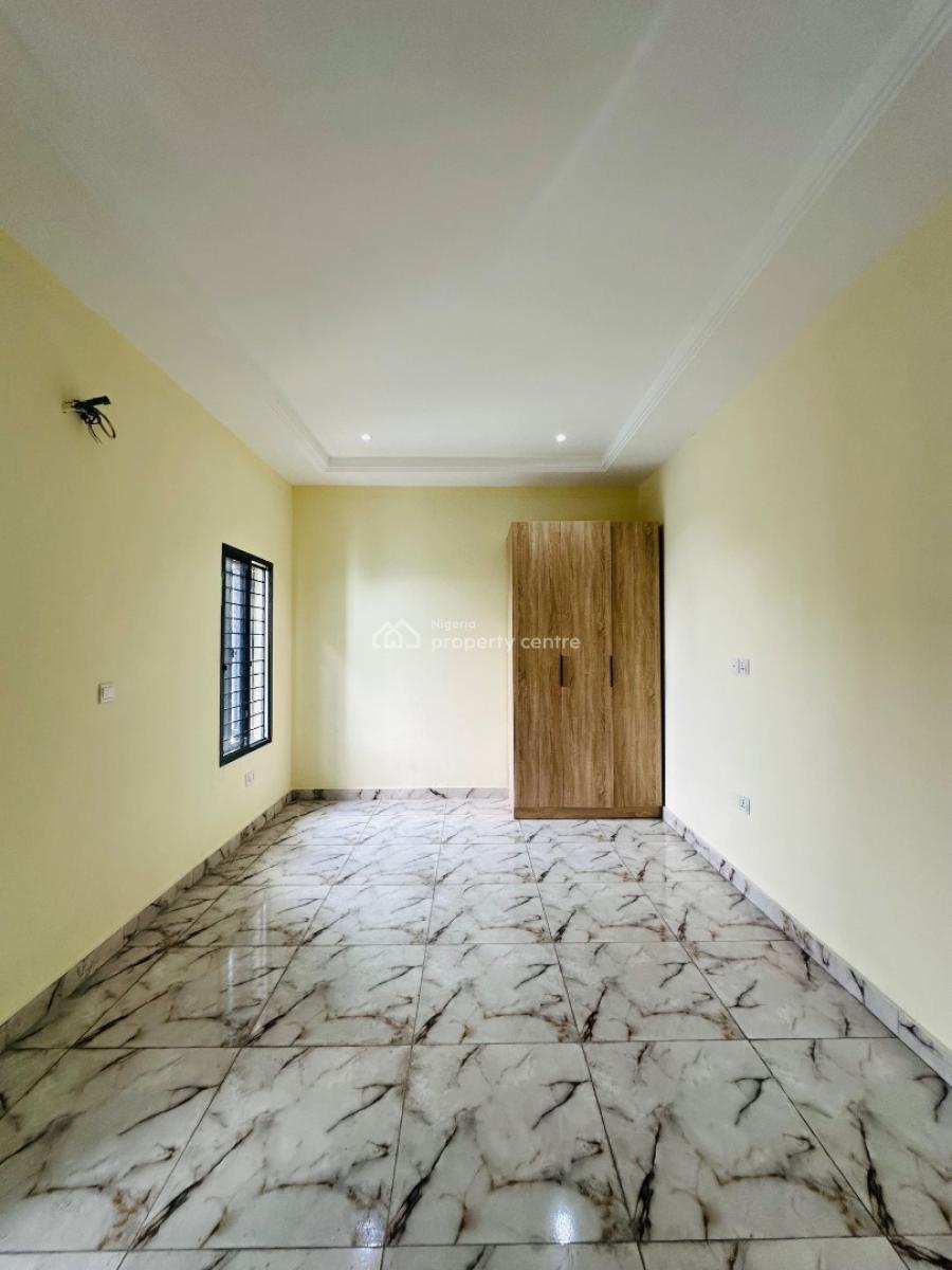 Spaciously Built 4 Bedroom Penthouse with Study, Lekki Phase 1, Lekki, Lagos, Flat / Apartment for Rent