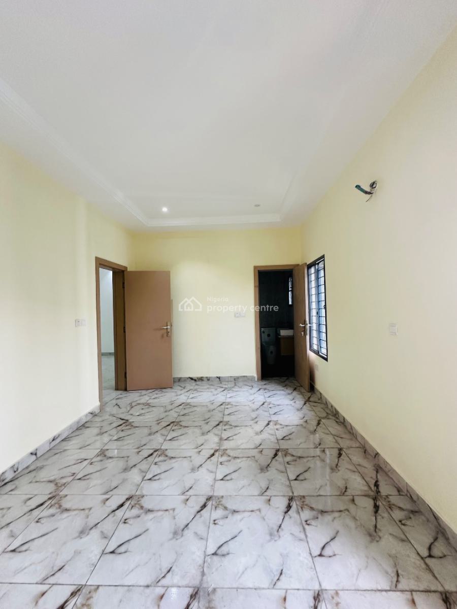 Spaciously Built 4 Bedroom Penthouse with Study, Lekki Phase 1, Lekki, Lagos, Flat / Apartment for Rent