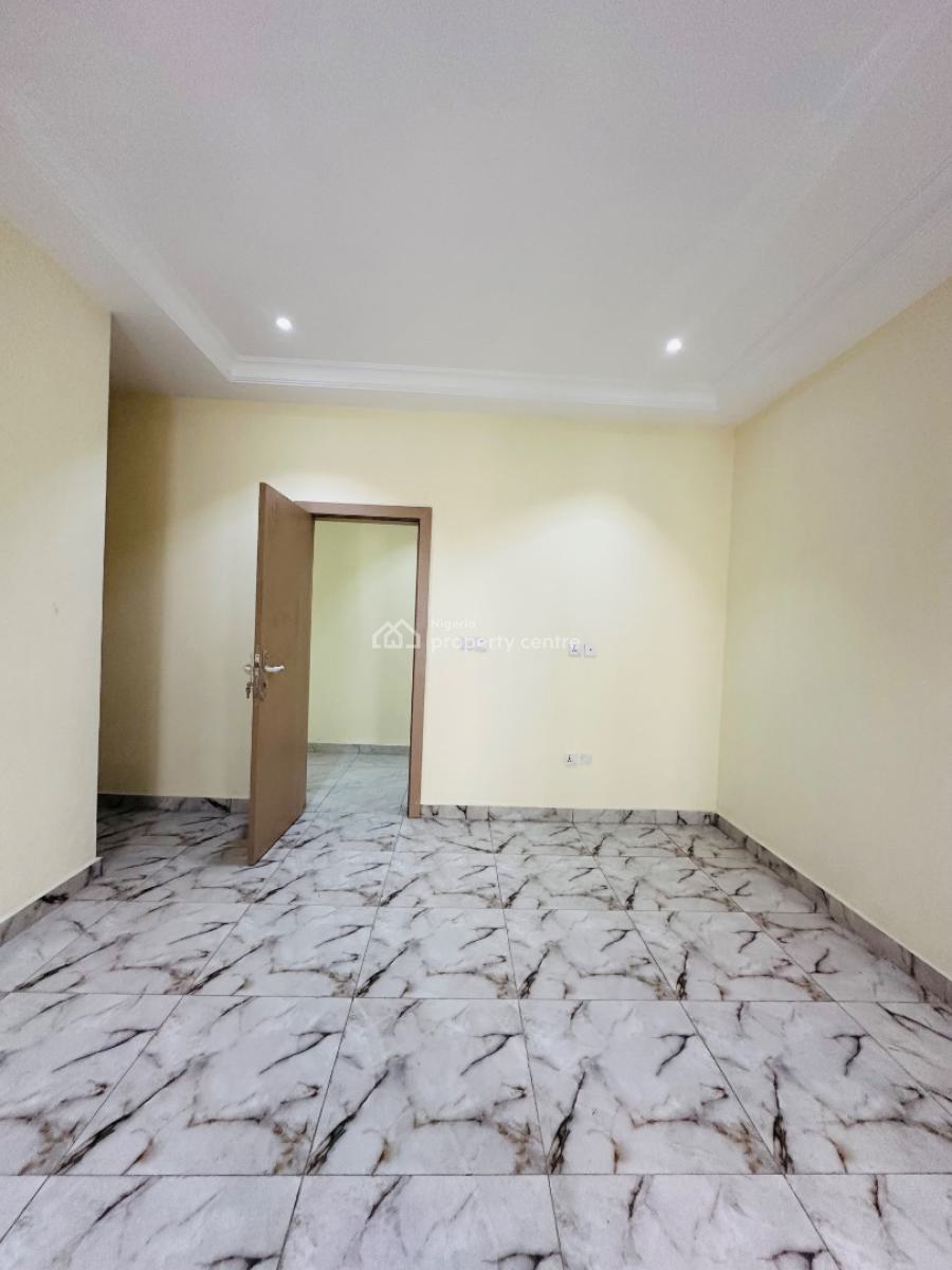Spaciously Built 4 Bedroom Penthouse with Study, Lekki Phase 1, Lekki, Lagos, Flat / Apartment for Rent