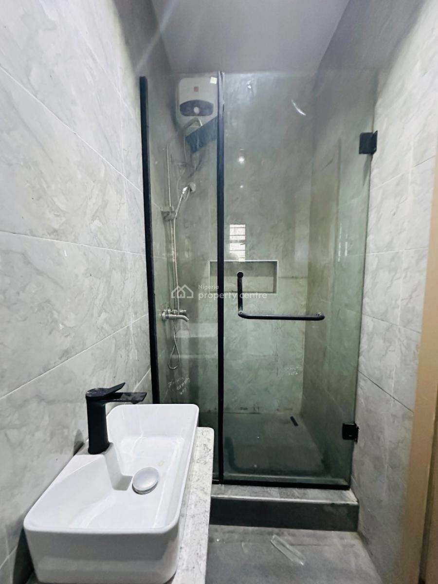 Spaciously Built 4 Bedroom Penthouse with Study, Lekki Phase 1, Lekki, Lagos, Flat / Apartment for Rent