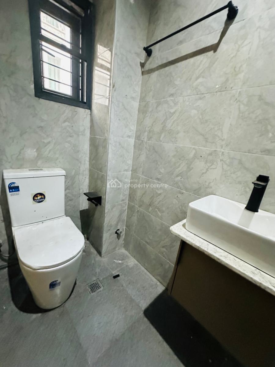 Spaciously Built 4 Bedroom Penthouse with Study, Lekki Phase 1, Lekki, Lagos, Flat / Apartment for Rent