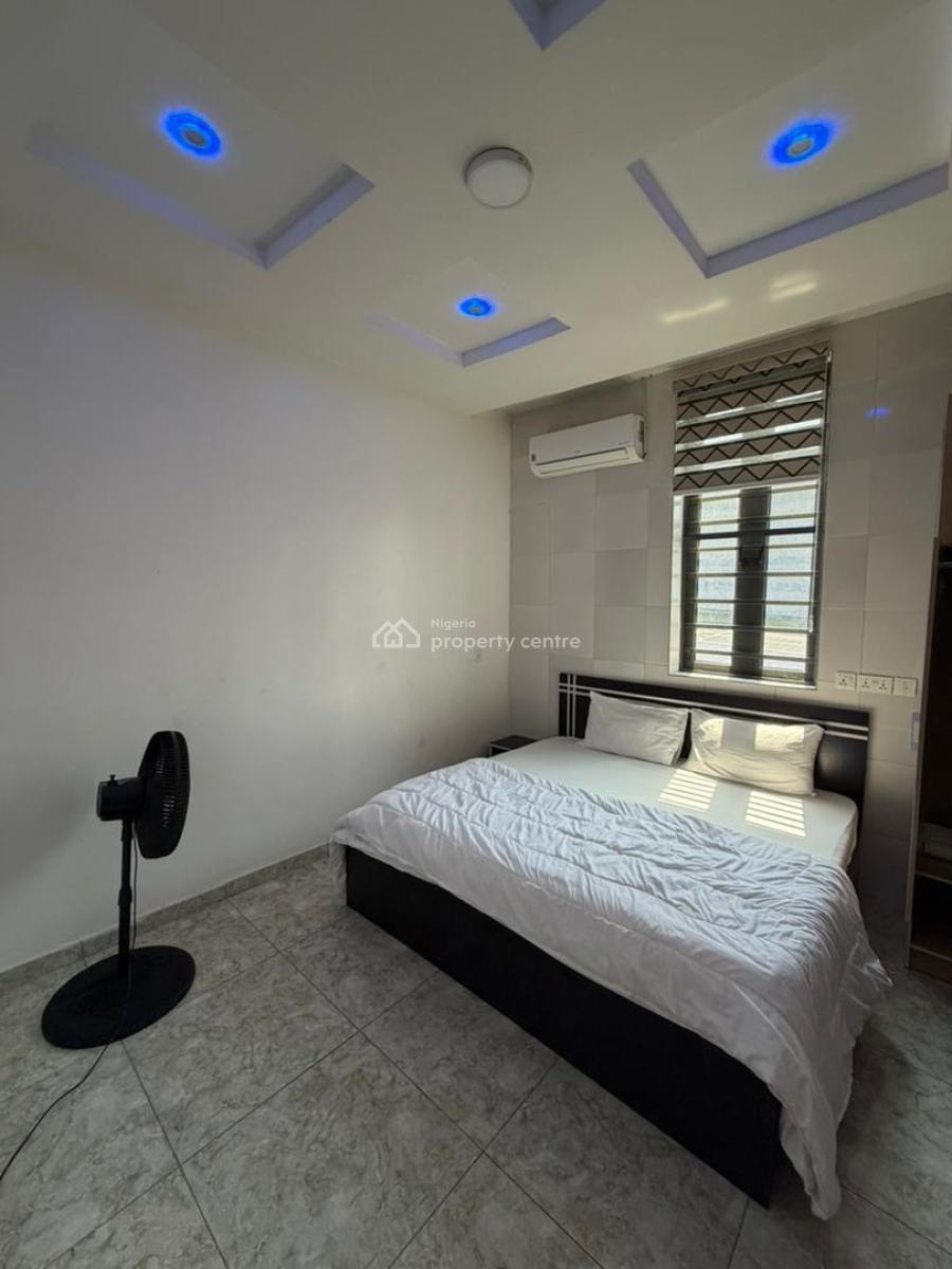 Distress:--- 2-bedroom Penthouse with Furniture, Chevron, Lekki, Lagos, Block of Flats for Sale