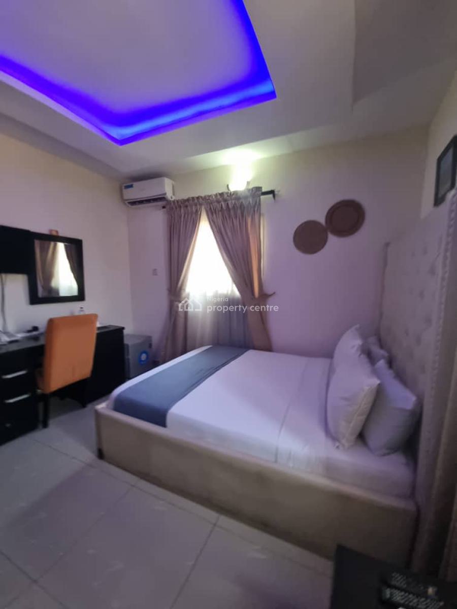 Fully Furnished and Serviced 2 Bedroom with a Mini Parlour, Off Admiralty Way, Lekki Phase 1, Lekki, Lagos, Flat / Apartment for Rent