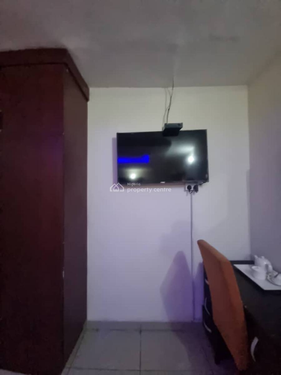 Fully Furnished and Serviced 2 Bedroom with a Mini Parlour, Off Admiralty Way, Lekki Phase 1, Lekki, Lagos, Flat / Apartment for Rent