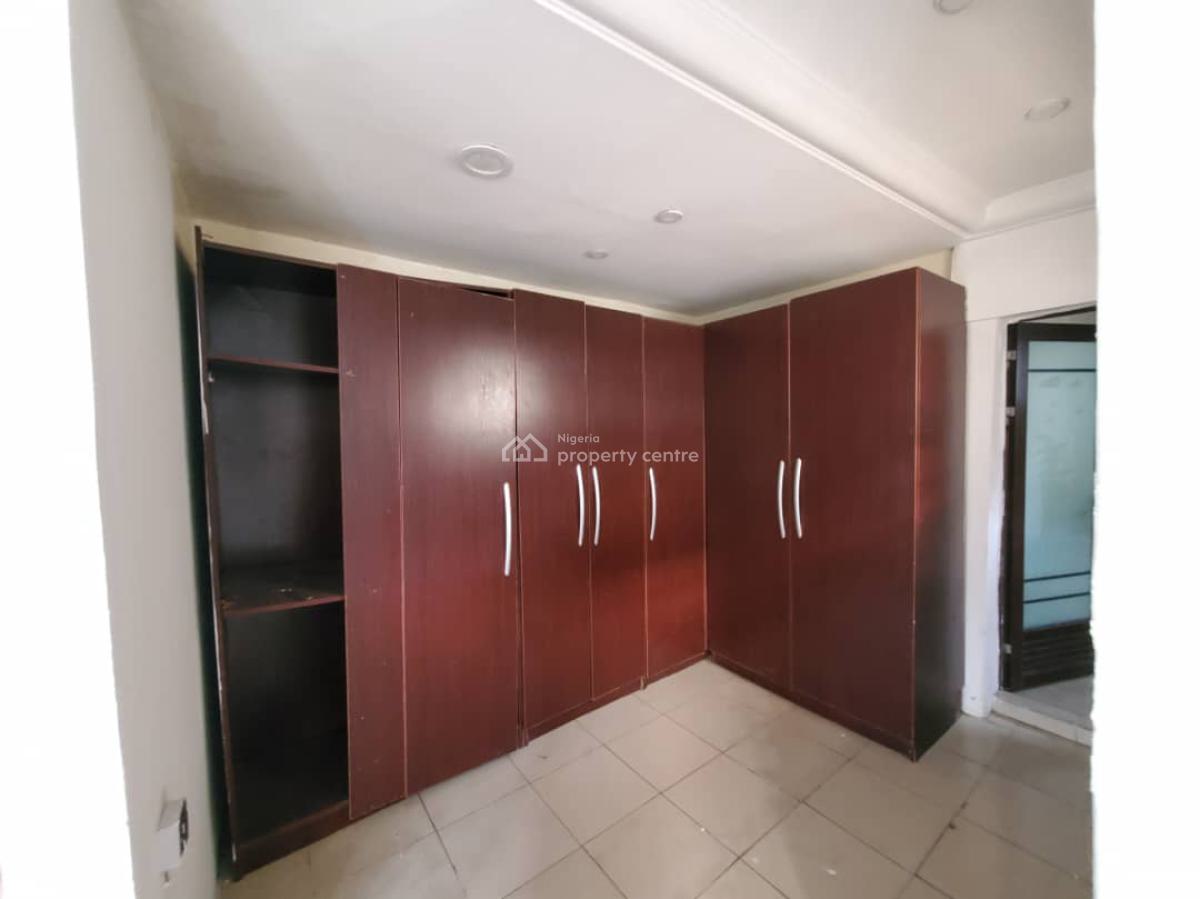 Distress Decent and Well Ensuite 5 Bedrooms Flat, Chevy  View Estate Chevron Lekki, Lekki, Lagos, Flat / Apartment for Sale