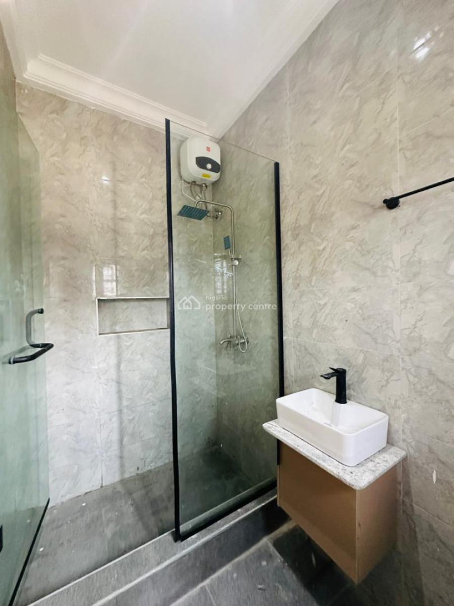 Spaciously Built 4 Bedroom Penthouse with Study, Lekki Phase 1, Lekki, Lagos, Flat / Apartment for Rent