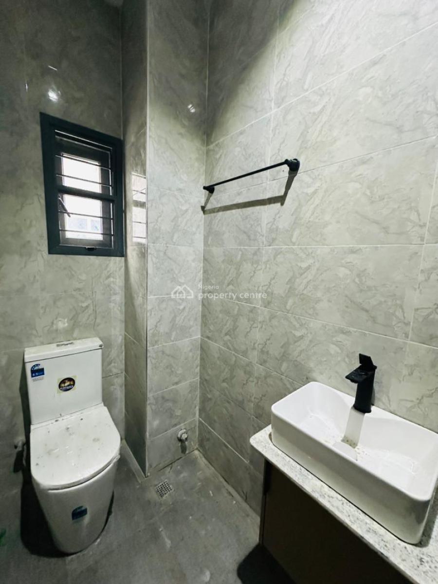 Spaciously Built 4 Bedroom Penthouse with Study, Lekki Phase 1, Lekki, Lagos, Flat / Apartment for Rent