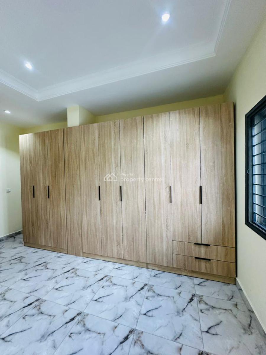 Spaciously Built 4 Bedroom Penthouse with Study, Lekki Phase 1, Lekki, Lagos, Flat / Apartment for Rent