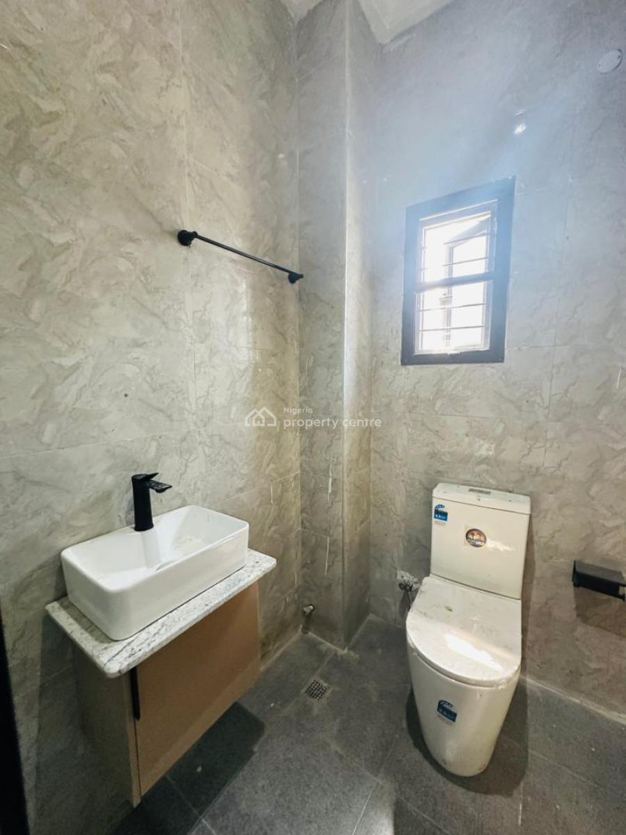 Spaciously Built 4 Bedroom Penthouse with Study, Lekki Phase 1, Lekki, Lagos, Flat / Apartment for Rent