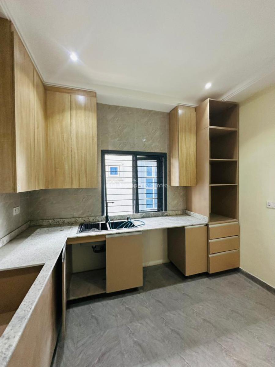 Spaciously Built 4 Bedroom Penthouse with Study, Lekki Phase 1, Lekki, Lagos, Flat / Apartment for Rent