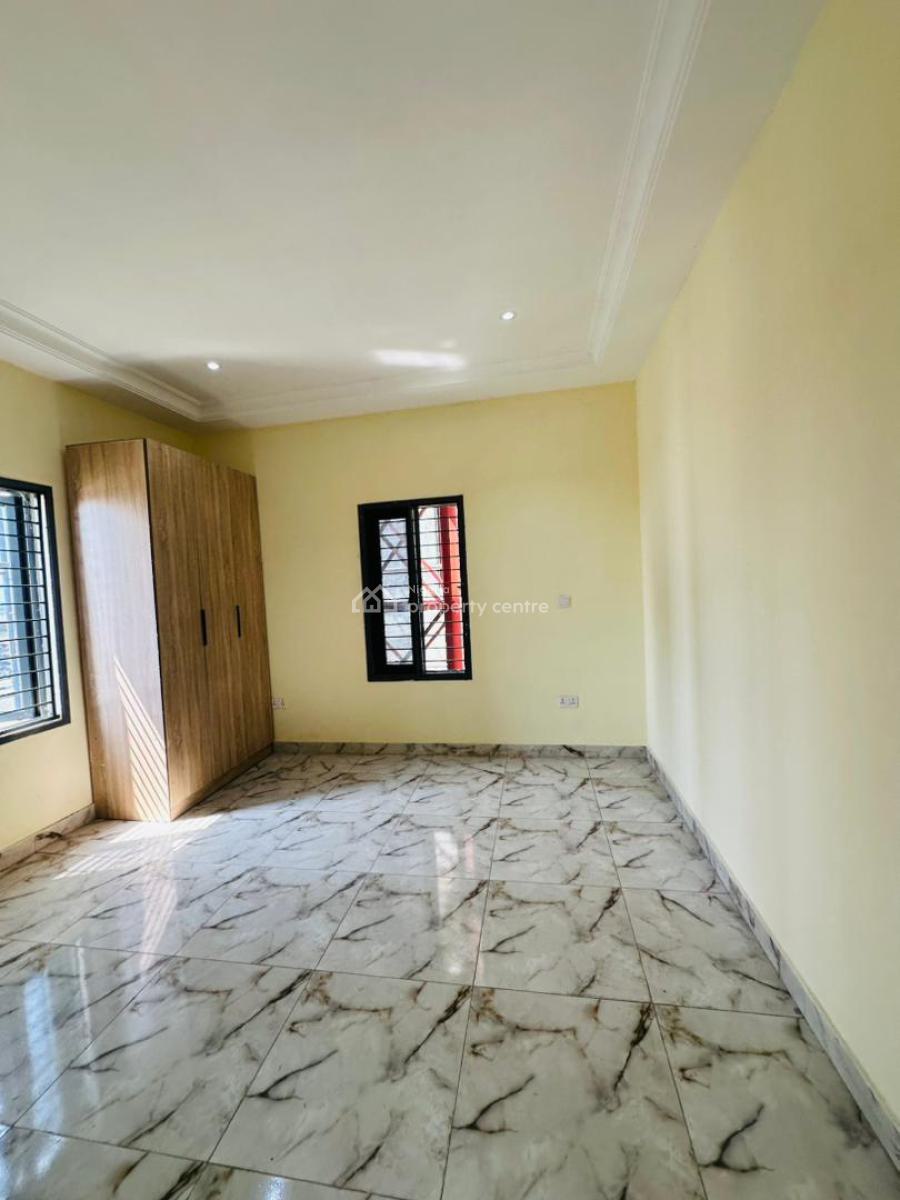 Spaciously Built 4 Bedroom Penthouse with Study, Lekki Phase 1, Lekki, Lagos, Flat / Apartment for Rent