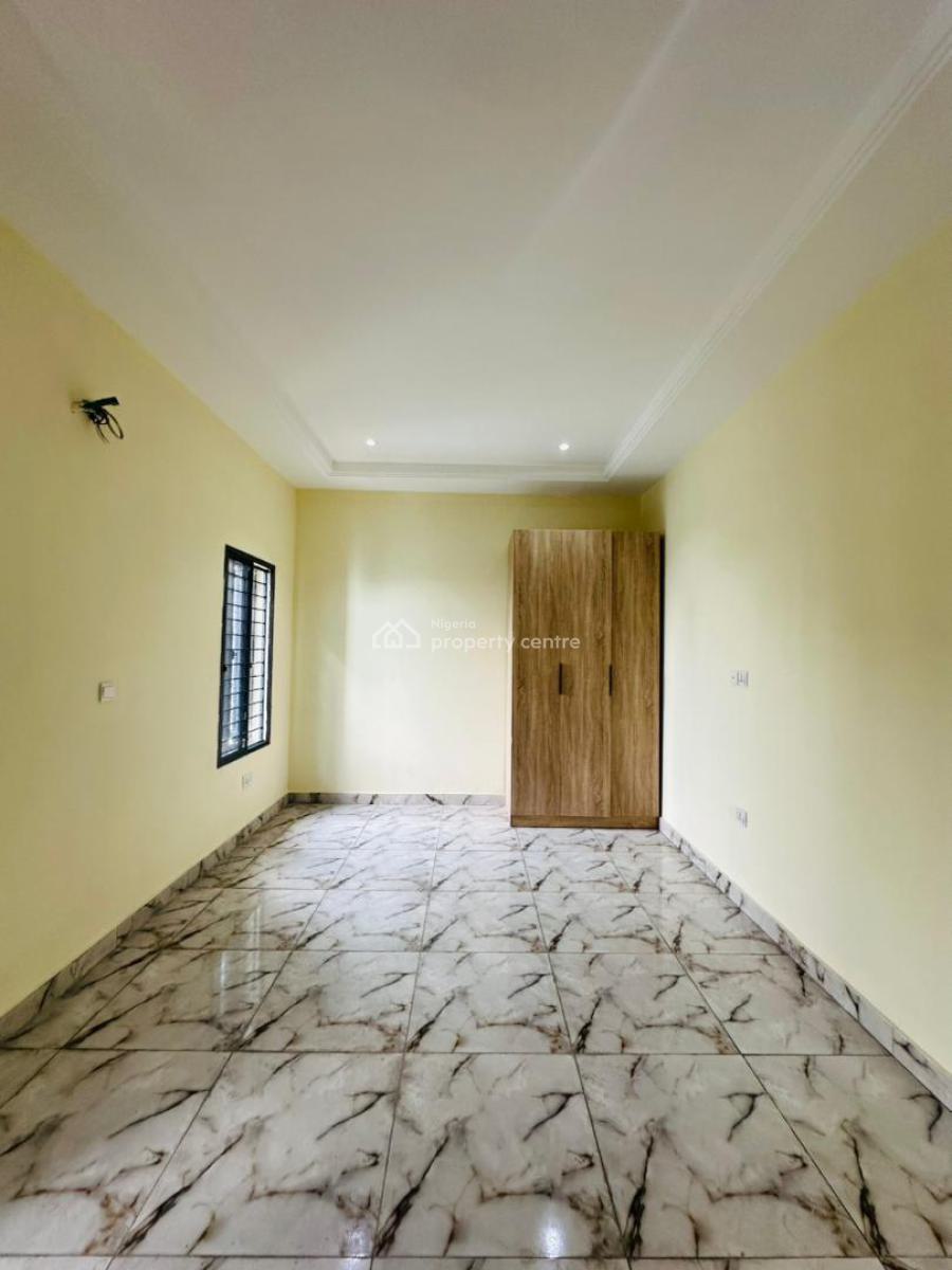 Spaciously Built 4 Bedroom Penthouse with Study, Lekki Phase 1, Lekki, Lagos, Flat / Apartment for Rent