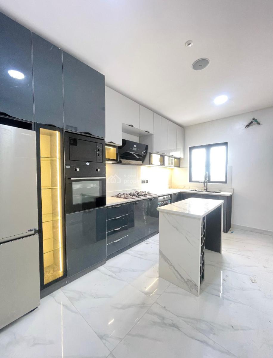 Excellent 2 Bedroom Apartment with an Elevator,gym,pool and Bq, Lekki Phase 1, Lekki, Lagos, House for Sale